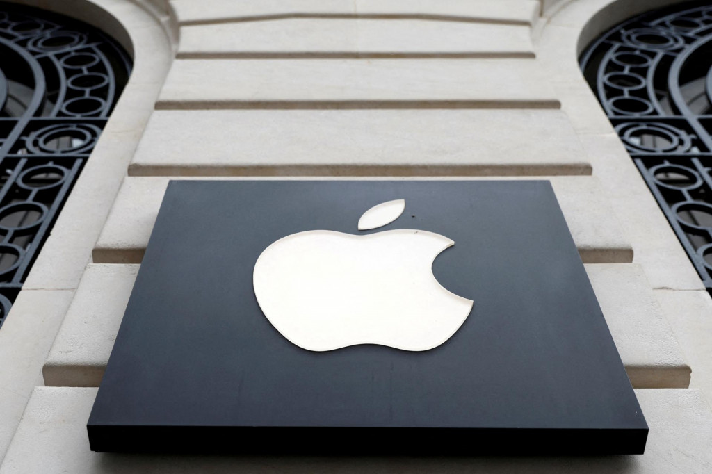 Americk&aacute; technologick&aacute; spoločnosť Apple bude &uacute;čtovať p&auml;ťpercentn&uacute; prov&iacute;ziu z digit&aacute;lnych transakci&iacute; v aplik&aacute;ci&aacute;ch distribuovan&yacute;ch mimo jej digit&aacute;lneho obchodu App Store. FOTO: Reuters