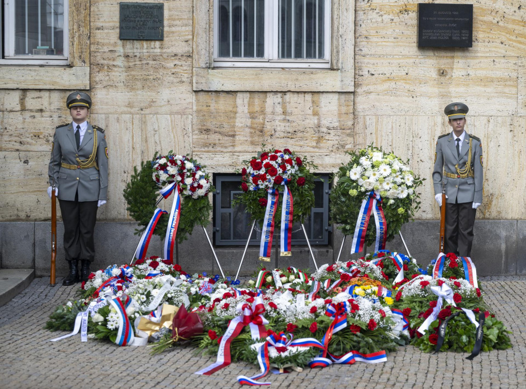 Na budove Univerzity Komensk&eacute;ho v Bratislave pam&auml;tn&aacute; tabuľa pripom&iacute;na, že tu &bdquo;v paľbe sovietskych okupantov vyhasol život Danky Ko&scaron;anovej, Stanislava Siv&aacute;ka a kapit&aacute;na J&aacute;na Hol&iacute;ka&ldquo;. FOTO: TASR/M. Baumann