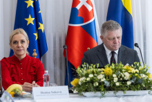 Ministerka hospod&aacute;rstva Denisa Sakov&aacute; a predseda vl&aacute;dy Robert Fico počas vlaňaj&scaron;ieho v&yacute;jazdov&eacute;ho rokovania vl&aacute;dy v obci Vi&scaron;ňov&eacute;. FOTO: TASR/D. Stehl&iacute;k