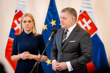 Ministerska hospod&aacute;rstva Denisa Sakov&aacute; a premi&eacute;r Robert Fico. FOTO: &Uacute;rad vl&aacute;dy SR