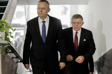 Predseda vl&aacute;dy Robert Fico a minister financi&iacute; Ladislav Kamenick&yacute;. FOTO: TASR/ M. Baumann