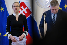 Na sn&iacute;mke ministerka hospod&aacute;rstva Denisa Sakov&aacute; a predseda vl&aacute;dy Robert Fico.

FOTO: TASR/ J. Kotian