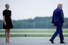 Americk&yacute; prezident Donald Trump s jeho v&yacute;konnou asistentkou Natalie Harpovou. FOTO: REUTERS
