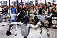 Americk&aacute; Feder&aacute;lna komisia pre spoje zak&aacute;zala dovoz bud&uacute;cich modelov humanoidn&yacute;ch a &scaron;tvornoh&yacute;ch robotov zahraničnej v&yacute;roby vr&aacute;tane t&yacute;ch od Unitree. FOTO: Reuters