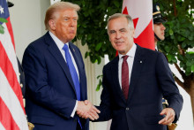 Americk&yacute; prezident Donald Trump v&iacute;ta kanadsk&eacute;ho premi&eacute;ra Marka Carneyho.  FOTO: Reuters