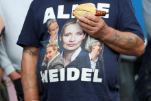 Priaznivec AfD m&aacute; na sebe tričko s podobizňami jej spolul&iacute;derky Alice Weidelovej počas &scaron;tartu volebnej kampane v Stralsunde 8. augusta. FOTO: Reuters