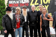 Princ Albert Monack&yacute; a Charlene Wittstockov&aacute; p&oacute;zuj&uacute; s členmi skupiny ZZ Top Billym Gibbonsom (tret&iacute; zľava), Dusty Hillom (vľavo), Frankom Beardom (druh&yacute; zľava) a americk&yacute;m spev&aacute;kom Iggym Popom. FOTO: Reuters