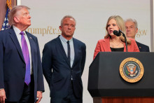 Spr&aacute;vca Centra pre Medicare a Medicaid Dr. Mehmet Oz, minister zdravotn&iacute;ctva a soci&aacute;lnych služieb USA Robert F. Kennedy ml. a prezident USA Donald Trump a Heidi Overtonov&aacute;. FOTO: Reuters