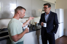 Britsk&yacute; premi&eacute;r Andy Burnham sa rozpr&aacute;va s použ&iacute;vateľom služieb počas n&aacute;v&scaron;tevy charitat&iacute;vnej organiz&aacute;cie pre bezdomovcov Changing Lives v Newcastle v Brit&aacute;nii. FOTO: Reuters