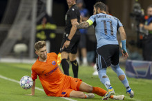 Sprava Tigran Barseghjan (Slovan) a Artemius Trty&scaron;kinas (Celje) počas prv&eacute;ho z&aacute;pasu play off Ligy majstrov vo futbale &Scaron;K Slovan Bratislava - NK Celje v Bratislave. FOTO: TASR/Martin Baumann