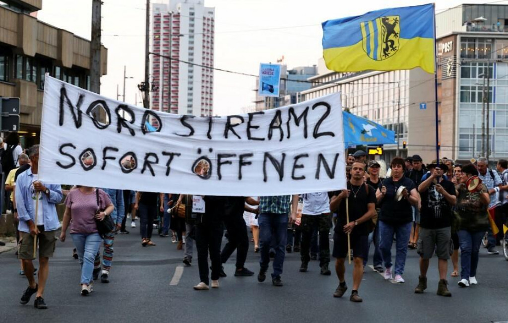 Nemeck&iacute; pravicov&iacute; aktivisti na arch&iacute;vnej sn&iacute;mke zo septembra 2022 držia transparent s n&aacute;pisom &bdquo;Okamžite otvorte Nord Stream 2&ldquo; počas protestu proti zvy&scaron;ovaniu cien energi&iacute; a zvy&scaron;ovaniu životn&yacute;ch n&aacute;kladov v Lipsku. FOTO: REUTERS