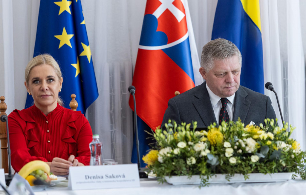 Ministerka hospod&aacute;rstva Denisa Sakov&aacute; a predseda vl&aacute;dy Robert Fico počas vlaňaj&scaron;ieho v&yacute;jazdov&eacute;ho rokovania vl&aacute;dy v obci Vi&scaron;ňov&eacute;. FOTO: TASR/D. Stehl&iacute;k