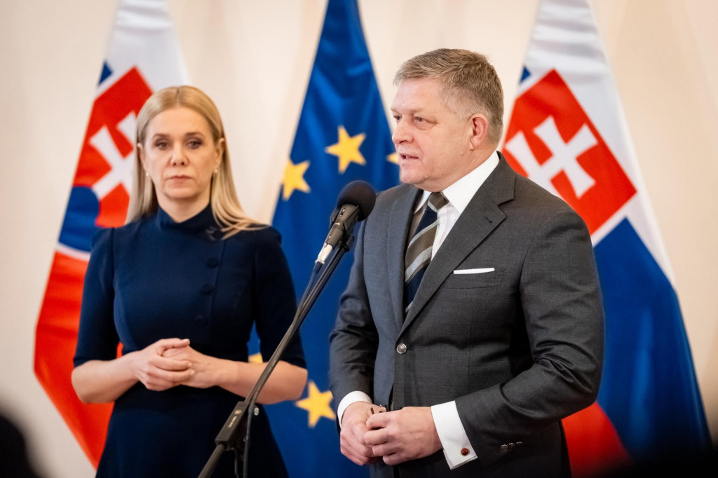 Ministerska hospod&aacute;rstva Denisa Sakov&aacute; a premi&eacute;r Robert Fico. FOTO: &Uacute;rad vl&aacute;dy SR