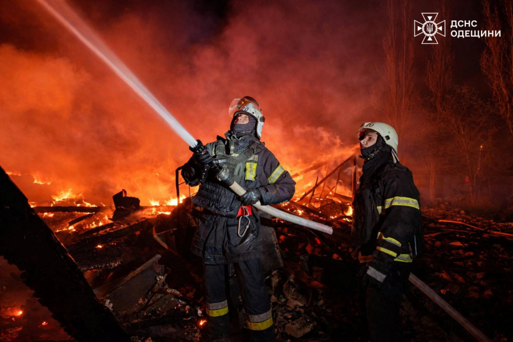 Hasiči hasia požiar v Odese po ruskom &uacute;toku. FOTO: Reuters