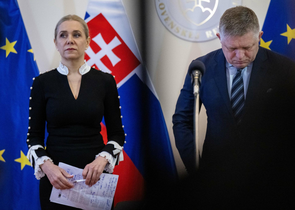 Na sn&iacute;mke ministerka hospod&aacute;rstva Denisa Sakov&aacute; a predseda vl&aacute;dy Robert Fico.

FOTO: TASR/ J. Kotian