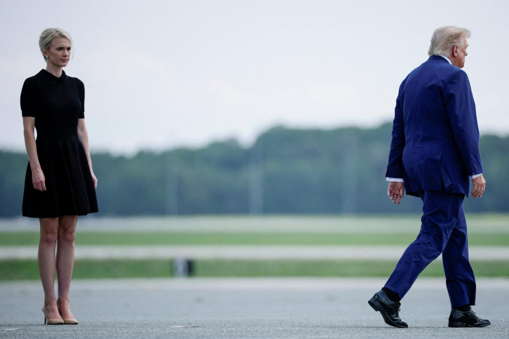 Americk&yacute; prezident Donald Trump s jeho v&yacute;konnou asistentkou Natalie Harpovou. FOTO: REUTERS