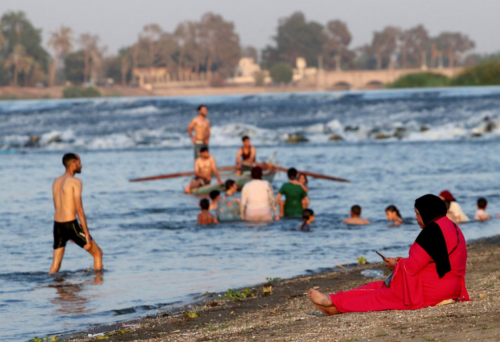 Na z&aacute;bere z 31. j&uacute;la vidno, ako sa Egyťania počas hor&uacute;čav ochladzuj&uacute; v rieke N&iacute;l, keďže drah&eacute; pr&iacute;morsk&eacute; letovisk&aacute; si nem&ocirc;žu dovoliť. FOTO: Reuters