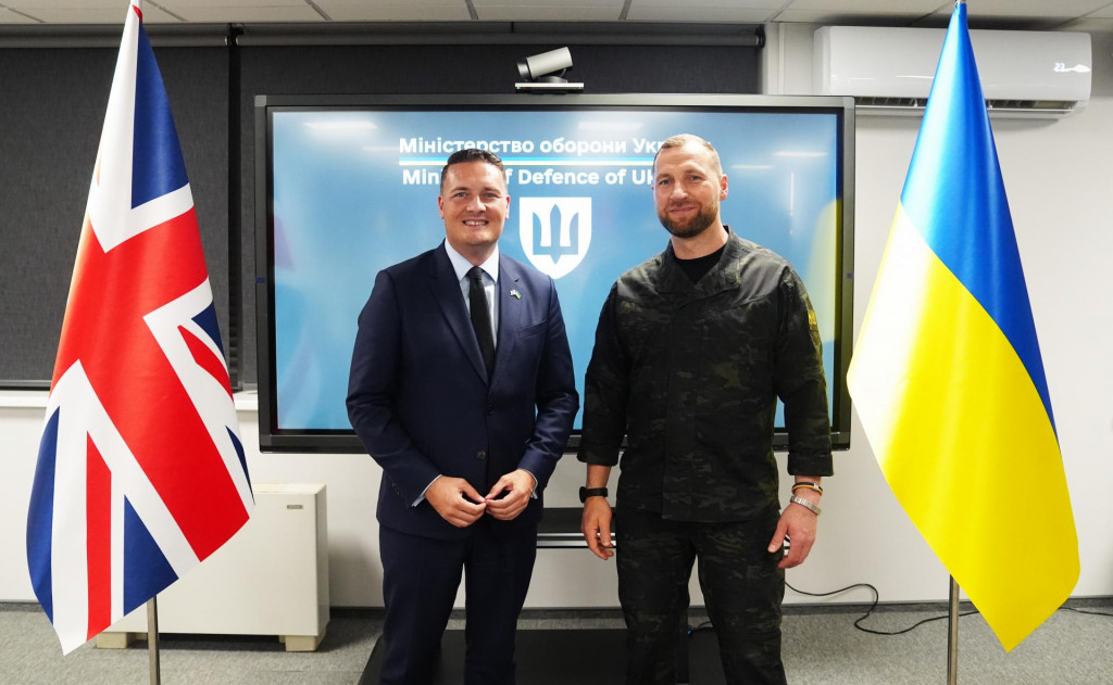 Britsk&yacute; minister obrany Wes Streeting a dočasn&yacute; ukrajinsk&yacute; minister obrany Jevhenij Chmara počas spoločn&eacute;ho stretnutia v Kyjeve v stredu 5. augusta 2026. FOTO TASR/AP
