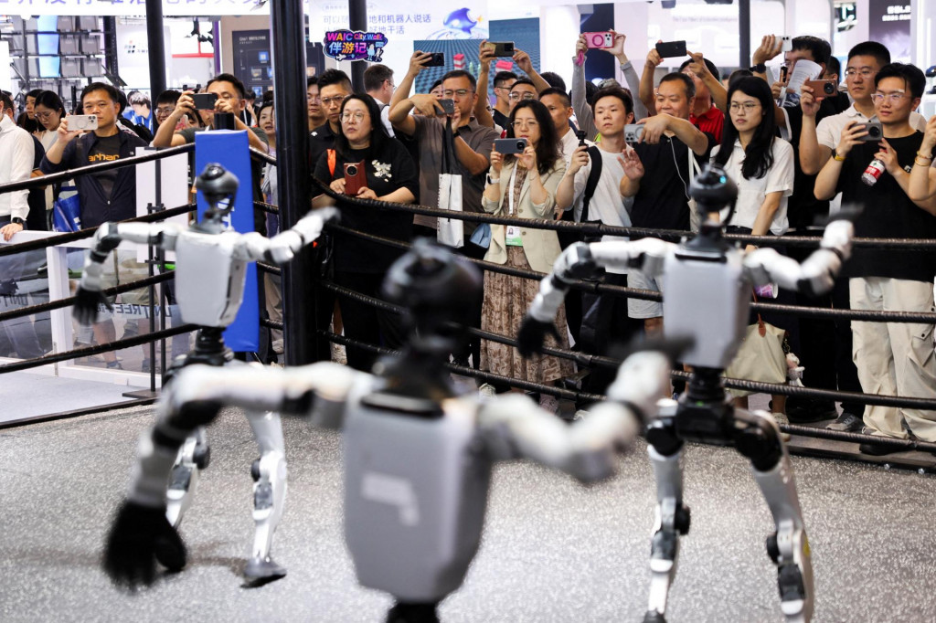 Americk&aacute; Feder&aacute;lna komisia pre spoje zak&aacute;zala dovoz bud&uacute;cich modelov humanoidn&yacute;ch a &scaron;tvornoh&yacute;ch robotov zahraničnej v&yacute;roby vr&aacute;tane t&yacute;ch od Unitree. FOTO: Reuters