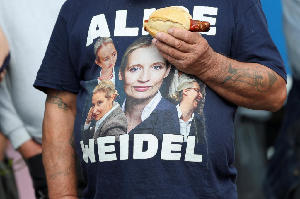 Priaznivec AfD m&aacute; na sebe tričko s podobizňami jej spolul&iacute;derky Alice Weidelovej počas &scaron;tartu volebnej kampane v Stralsunde 8. augusta. FOTO: Reuters