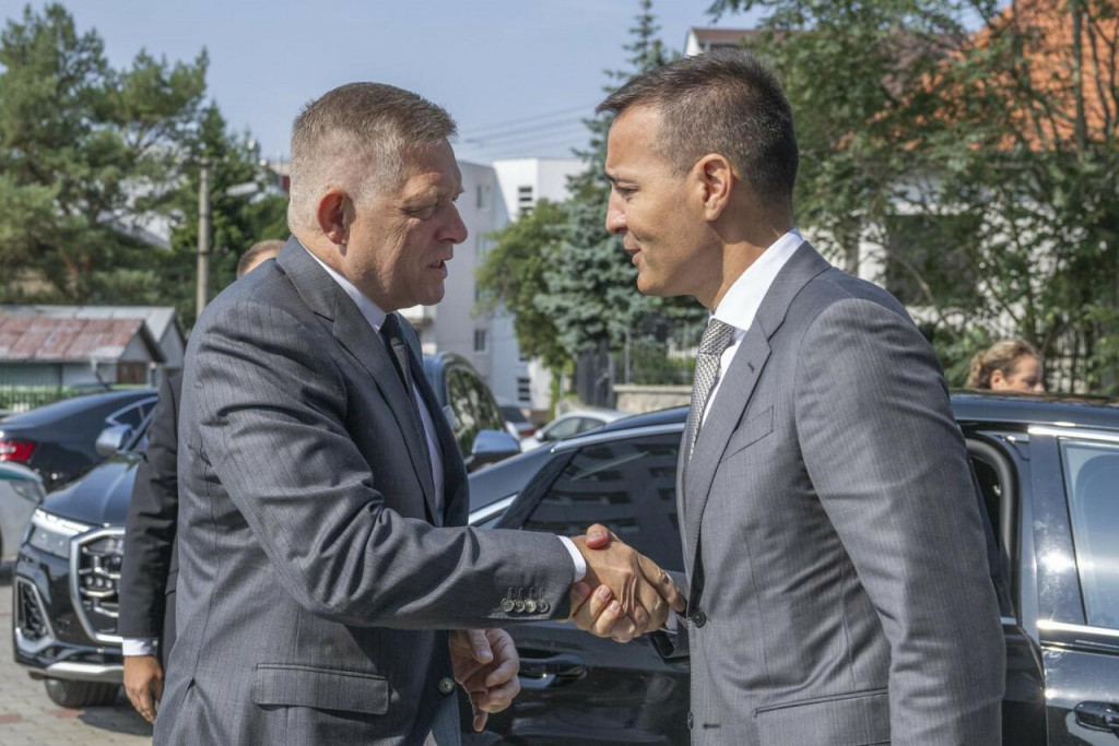 Zľava premi&eacute;r Robert Fico (Smer-SD) a minister &scaron;kolstva Tom&aacute;&scaron; Drucker (Hlas-SD). FOTO: TASR/M. Baumann
