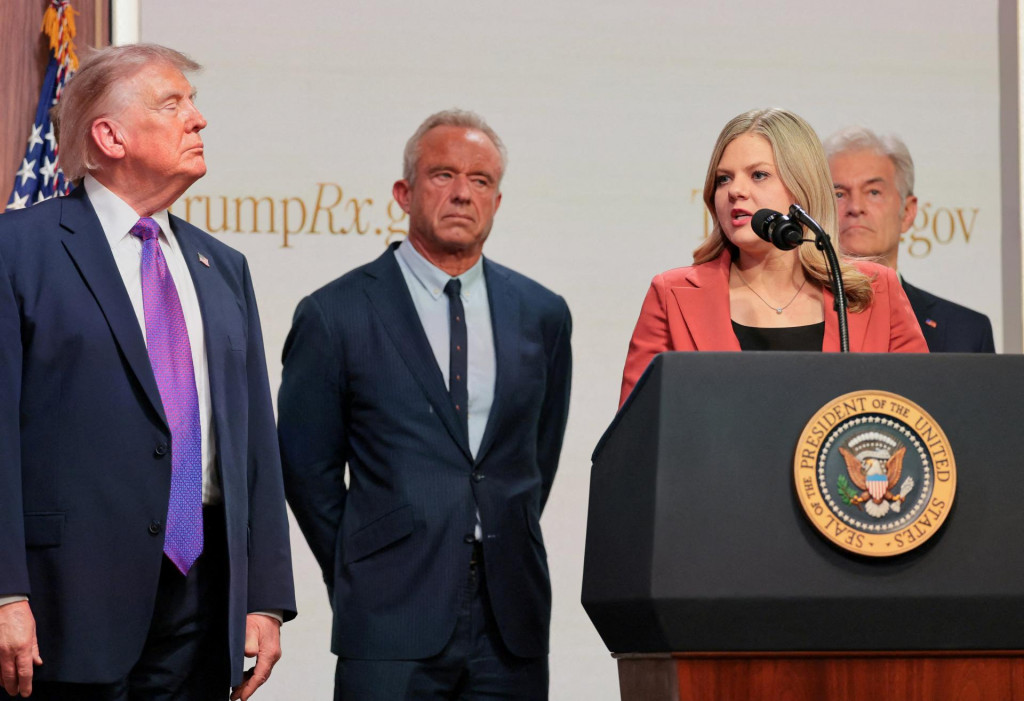Spr&aacute;vca Centra pre Medicare a Medicaid Dr. Mehmet Oz, minister zdravotn&iacute;ctva a soci&aacute;lnych služieb USA Robert F. Kennedy ml. a prezident USA Donald Trump a Heidi Overtonov&aacute;. FOTO: Reuters
