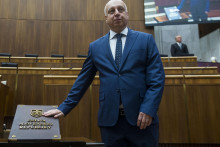 Karol Janas (Hlas-SD) sklad&aacute; poslaneck&yacute; sľub počas ustanovuj&uacute;cej sch&ocirc;dze N&aacute;rodnej rady Slovenskej republiky IX. volebn&eacute;ho obdobia v Bratislave 25. okt&oacute;bra 2023. FOTO: TASR/Jakub Kotian