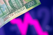 Rast&uacute;ce v&yacute;bery hotovosti zhor&scaron;uj&uacute; rusk&yacute;m bank&aacute;m likviditu. FOTO: Reuters