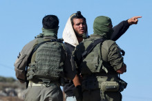 Izraelsk&iacute; vojaci sa rozpr&aacute;vaj&uacute; s izraelsk&yacute;m osadn&iacute;kom. FOTO: Reuters
