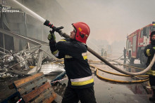 Hasiči zasahuj&uacute; v Kyjeve. FOTO: Reuters