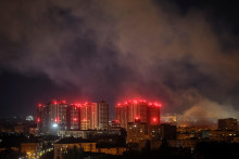 Po&scaron;koden&eacute; boli obytn&eacute; domy, zdravotn&iacute;cke zariadenia a &scaron;kola. Na rozsiahlom &uacute;zem&iacute; horeli aj skladov&eacute; priestory. FOTO: REUTERS