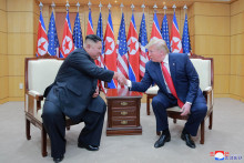 Trump sa s Kimom stretol v roku 2018 v Singapure a nesk&ocirc;r v Hanoji. Samity v&scaron;ak nepriniesli konkr&eacute;tne v&yacute;sledky. Analytici sa domnievaj&uacute;, že aj keby sa Trumpovi splnilo jeho prianie, nijak&yacute; osoh mu to neprinesie. FOTO: REUTERS