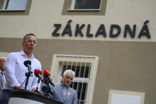 Na sn&iacute;mke zľava minister pr&aacute;ce Erik Tom&aacute;&scaron; a komis&aacute;r pre deti Jozef Miklo&scaron;ko v obci Lomnička v okrese Star&aacute; Ľubovňa.  FOTO:TASR/M. Sv&iacute;tok