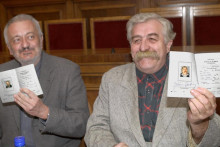 Vľavo Milan Lasica a vpravo J&uacute;lius Satinsk&yacute; s titulmi &Scaron;tudent honoris causa. FOTO: TASR/Vladim&iacute;r Benko