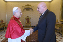 P&aacute;pež Lev XIV. (vľavo) a libanonsk&yacute; prezident Dž&uacute;z&iacute;f Awn si pod&aacute;vaj&uacute; ruky počas spoločn&eacute;ho stretnutia vo Vatik&aacute;ne. FOTO: TASR/ANSA