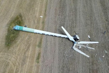 Pri moravskej obci Pot&scaron;t&aacute;t sa zr&uacute;tila jedna zo &scaron;tyroch vetern&yacute;ch elektr&aacute;rn&iacute;, ktor&eacute; tam stoja. FOTO: Mestsk&yacute; &uacute;rad Pot&scaron;t&aacute;t