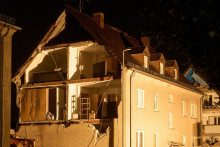 Po&scaron;koden&eacute; domy po silnej b&uacute;rke v nemeckom meste H&ouml;hr-Grenzhausen. FOTO: TASR/AP