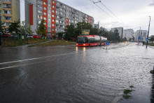 N&aacute;sledky silnej b&uacute;rky a zatopen&aacute; Vrakunsk&aacute; ulica v mestskej časti Podunajsk&eacute; Biskupice v Bratislave. FOTO: TASR/Jaroslav Nov&aacute;k