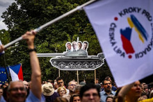 &Uacute;častn&iacute;ci dorazili s česk&yacute;mi a ukrajinsk&yacute;mi vlajkami aj transparentmi. FOTO: Mafra/Anna Kristov&aacute;