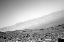 Sn&iacute;mka vytvoren&aacute; roverom Curiosity na povrchu Marsu 20. augusta 2023.
