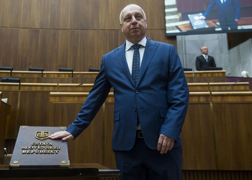Karol Janas (Hlas-SD) sklad&aacute; poslaneck&yacute; sľub počas ustanovuj&uacute;cej sch&ocirc;dze N&aacute;rodnej rady Slovenskej republiky IX. volebn&eacute;ho obdobia v Bratislave 25. okt&oacute;bra 2023. FOTO: TASR/Jakub Kotian