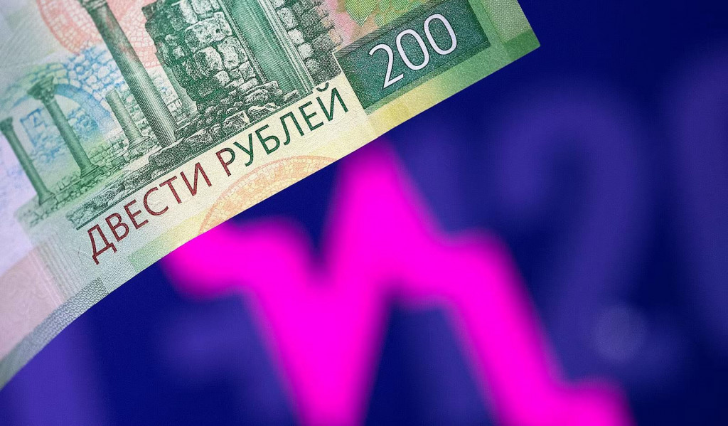 Rast&uacute;ce v&yacute;bery hotovosti zhor&scaron;uj&uacute; rusk&yacute;m bank&aacute;m likviditu. FOTO: Reuters