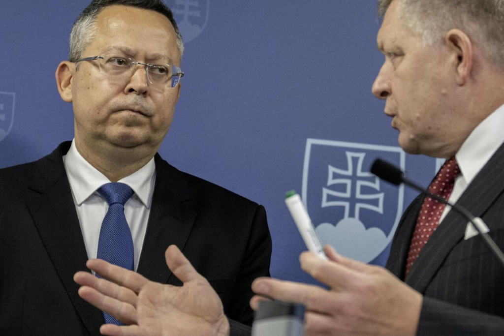 Premi&eacute;r Robert Fico vyjavil svojmu ministrovi financi&iacute; Ladislavovi Kamenick&eacute;mu sv&auml;t&uacute; trojicu prior&iacute;t rozpočtu na rok 2027: sucho, jadro a dopravu. FOTO: TASR/M. Baumann
