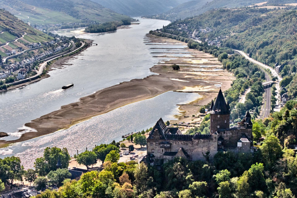 Stredovek&yacute; hrad Stahleck sa vyp&iacute;na nad riekou R&yacute;n, ktor&aacute; m&aacute; v s&uacute;častnosti n&iacute;zku hladinu vody v nemeckom v Bingene. FOTO: TASR/AP