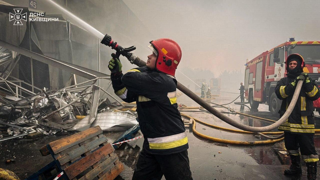Hasiči zasahuj&uacute; v Kyjeve. FOTO: Reuters