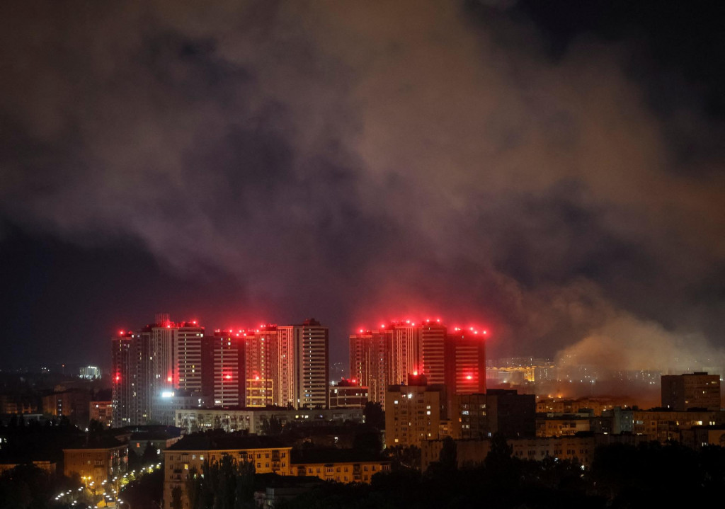 Po&scaron;koden&eacute; boli obytn&eacute; domy, zdravotn&iacute;cke zariadenia a &scaron;kola. Na rozsiahlom &uacute;zem&iacute; horeli aj skladov&eacute; priestory. FOTO: REUTERS