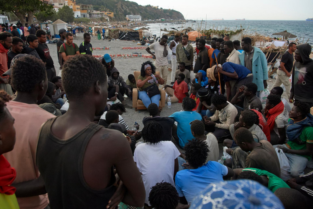Migranti, ktor&iacute; prekročili hranicu z Maroka do &Scaron;panielska, sa zhromažďuj&uacute; na pl&aacute;ži v &scaron;panielskej exkl&aacute;ve Ceuta v stredu 19. augusta 2026. FOTO: TASR/AP

