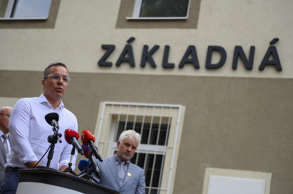 Na sn&iacute;mke zľava minister pr&aacute;ce, soci&aacute;lnych vec&iacute; a rodiny Erik Tom&aacute;&scaron; a komis&aacute;r pre deti Jozef Miklo&scaron;ko. FOTO: TASR/Michal Sv&iacute;tok