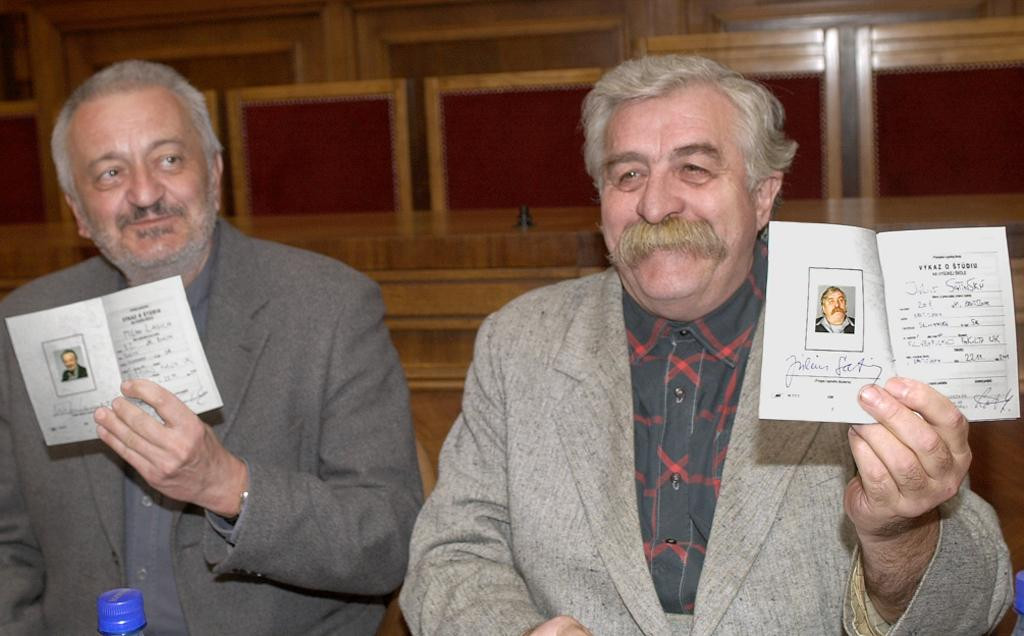 Vľavo Milan Lasica a vpravo J&uacute;lius Satinsk&yacute; s titulmi &Scaron;tudent honoris causa. FOTO: TASR/Vladim&iacute;r Benko