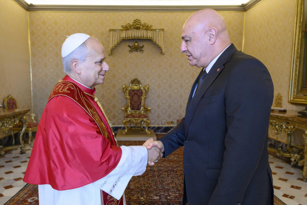 P&aacute;pež Lev XIV. (vľavo) a libanonsk&yacute; prezident Dž&uacute;z&iacute;f Awn si pod&aacute;vaj&uacute; ruky počas spoločn&eacute;ho stretnutia vo Vatik&aacute;ne. FOTO: TASR/ANSA